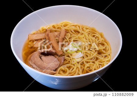 昔ながらの醤油ラーメン　黒背景　俯瞰 110882009