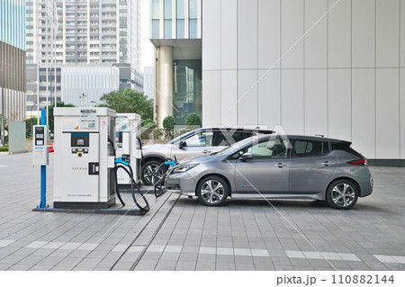 充電中のEV(電気自動車)(日産リーフ) 充電中のEV(電気自動車)(日産リーフ) 110882144