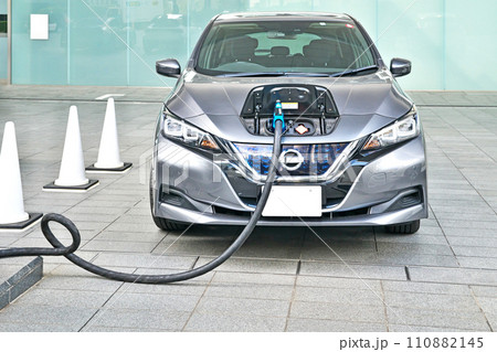 充電中のEV(電気自動車)(日産リーフ) 充電中のEV(電気自動車)(日産リーフ) 110882145