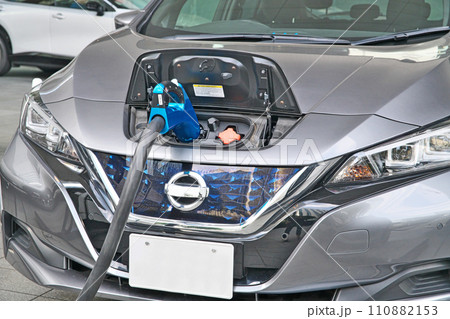 充電中のEV（電気自動車）(日産リーフ） 110882153
