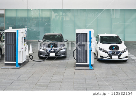 充電中のEV（電気自動車）(日産リーフ） 110882154