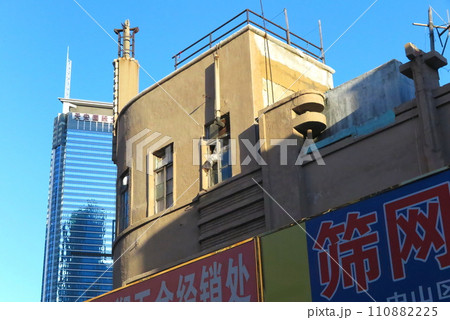 中国の大連市、日本統治時代の建物が残る連鎖街(宝飾店だったとされるビルの一部) 中国の大連市、日本統治時代の建物が残る連鎖街(宝飾店だったとされるビルの一部) 110882225