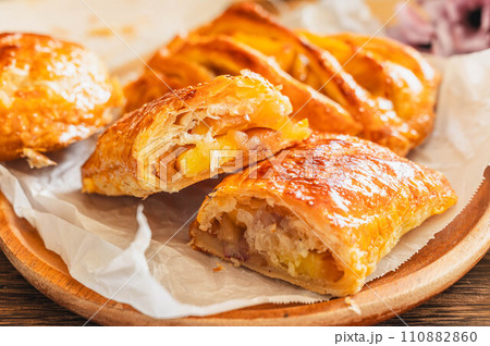 リンゴとサツマイモの手作りパイ 110882860