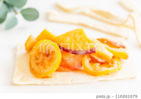 リンゴとサツマイモのパイ作り 110882879