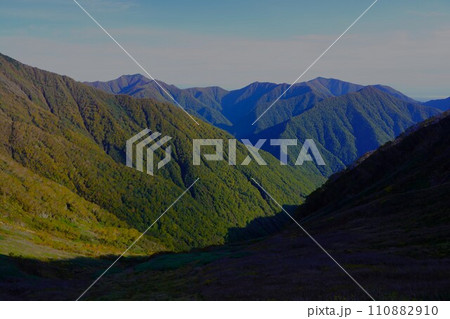カムイエクウチカウシ山の八ノ沢カールからの札内岳と十勝幌尻岳 カムイエクウチカウシ山の八ノ沢カールからの札内岳と十勝幌尻岳 110882910
