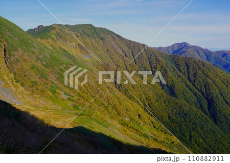 八ノ沢カールからのカムイエクウチカウシ山の稜線と札内岳 110882911