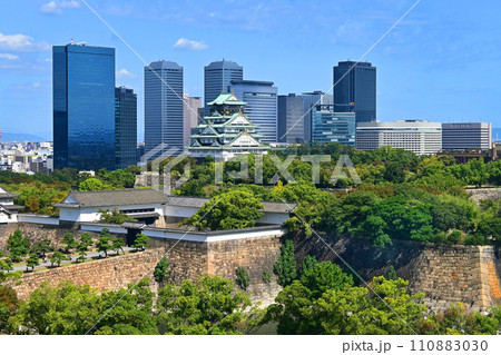 秋晴れの大阪城とビジネスパークビル群 秋晴れの大阪城とビジネスパークビル群 110883030