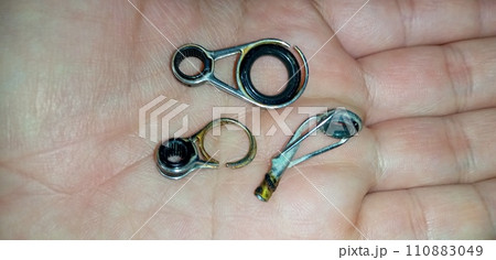 壊れた釣り竿のガイド部品 壊れた釣り竿のガイド部品 110883049