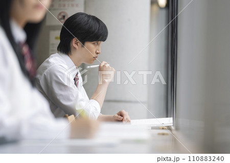 勉強する男子高校生　撮影協力：有明教育芸術短期大学 110883240