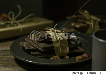 チョコレート　バレンタインデー 110883318
