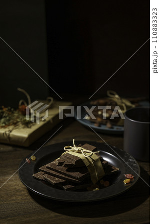 チョコレート　バレンタインデー　縦位置 110883323