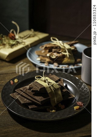 チョコレート　バレンタインデー　縦位置 110883324