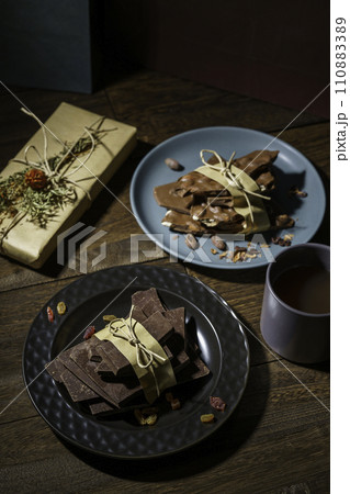 チョコレート　バレンタインデー　縦位置 110883389