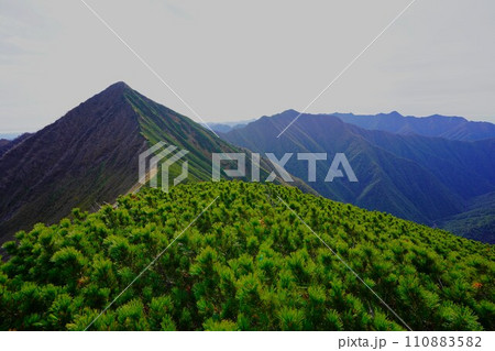 カムイエクウチカウシ山稜線からのピラミッド峰と1839峰 110883582