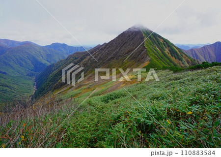カムイエクウチカウシ山稜線からのピラミッド峰 カムイエクウチカウシ山稜線からのピラミッド峰 110883584
