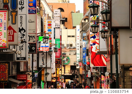 新宿歌舞伎町に並ぶ看板　都会の看板の風景 110883754