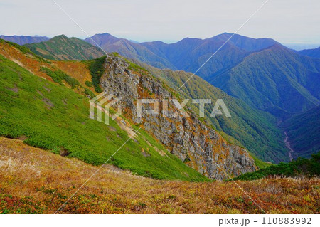 カムイエクウチカウシ山稜線からの札内岳と十勝幌尻岳 カムイエクウチカウシ山稜線からの札内岳と十勝幌尻岳 110883992
