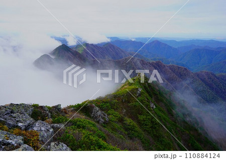カムイエクウチカウシ山頂上からのピラミッド峰への稜線 110884124