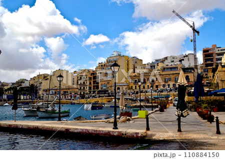 マルタ・セントジュリアンズ・スピノーラ湾 マルタ・セントジュリアンズ・スピノーラ湾 110884150