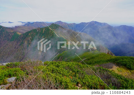 カムイエクウチカウシ山頂上からの春別岳・札内岳・十勝幌尻岳 カムイエクウチカウシ山頂上からの春別岳・札内岳・十勝幌尻岳 110884243