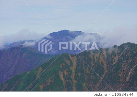 カムイエクウチカウシ山頂上からの幌尻岳 110884244