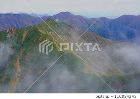 カムイエクウチカウシ山頂上からの札内岳と春別岳 110884245