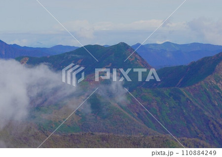 カムイエクウチカウシ山頂上からのエサオマントッタベツ岳 カムイエクウチカウシ山頂上からのエサオマントッタベツ岳 110884249