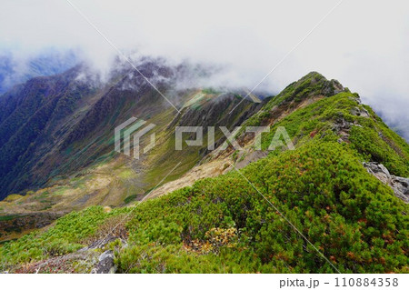 カムイエクウチカウシ山稜線からの八ノ沢カール 110884358