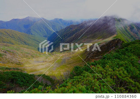 カムイエクウチカウシ山稜線からの八ノ沢カール 110884360