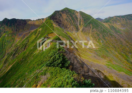 ピラミッド峰稜線からのカムイエクウチカウシ山と八ノ沢カール 110884395