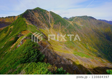 ピラミッド峰稜線からのカムイエクウチカウシ山と八ノ沢カール 110884397