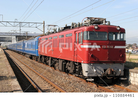 「北斗星」用24系25形寝台客車を牽引するED76形電気機関車 110884461