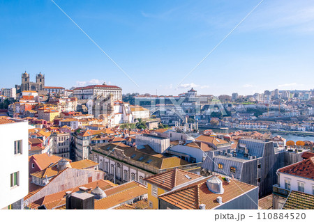 ポルト歴史地区の美しい町並み 110884520