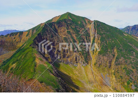 ピラミッド峰山頂からのカムイエクウチカウシ山と八ノ沢カール ピラミッド峰山頂からのカムイエクウチカウシ山と八ノ沢カール 110884597