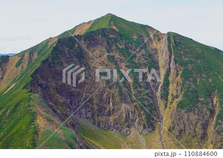 ピラミッド峰山頂からのカムイエクウチカウシ山と八ノ沢カール 110884600