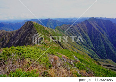 ピラミッド峰山頂からの日高山脈南部の稜線 ピラミッド峰山頂からの日高山脈南部の稜線 110884695