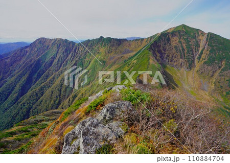 ピラミッド峰山頂からのカムイエクウチカウシ山とシカシナイ山への稜線 ピラミッド峰山頂からのカムイエクウチカウシ山とシカシナイ山への稜線 110884704