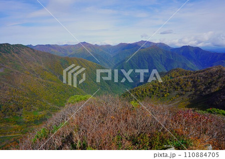 ピラミッド峰山頂からの十勝幌尻岳と札内岳 110884705