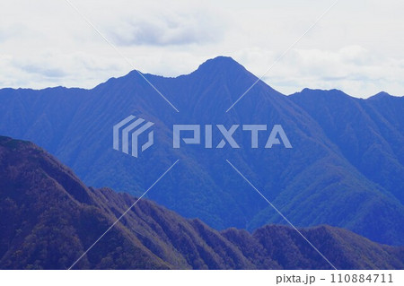 ピラミッド峰山頂からの1839峰 110884711