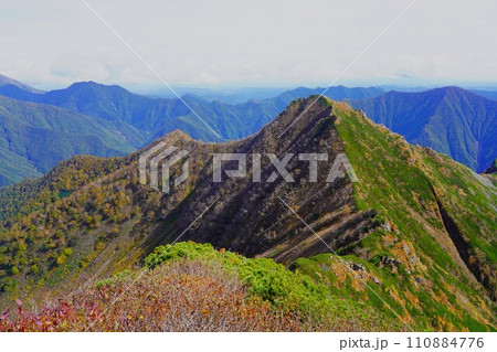ピラミッド峰山頂からの1823峰 110884776
