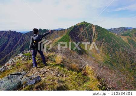 ピラミッド峰山頂からのカムイエクウチカウシ山を眺める登山者 110884801