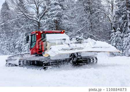 Snow groomer ratrack machine, ski slope 110884873