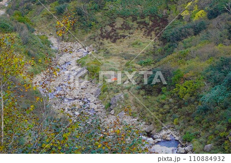 カムイエクウチカウシ山の三股に張られたテント　 110884932