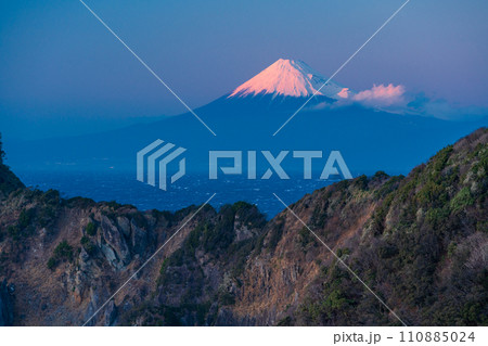 (静岡県)西伊豆千貫門と富士山 (静岡県)西伊豆千貫門と富士山 110885024