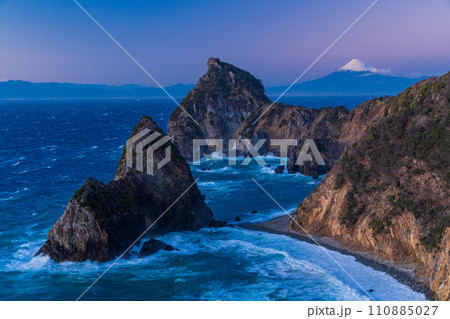(静岡県)西伊豆千貫門と富士山 (静岡県)西伊豆千貫門と富士山 110885027