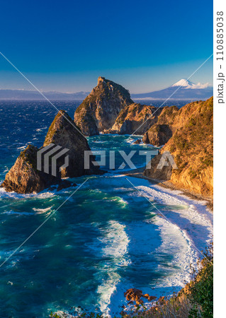 (静岡県)西伊豆千貫門と富士山 (静岡県)西伊豆千貫門と富士山 110885038
