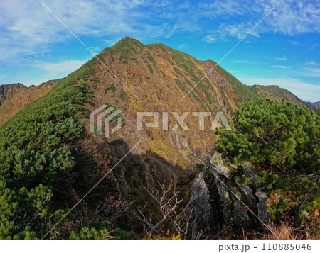 カムイエクウチカウシ山稜線からの山頂 110885046