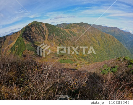 ピラミッド峰山頂からのカムイエクウチカウシ山と札内岳 ピラミッド峰山頂からのカムイエクウチカウシ山と札内岳 110885343