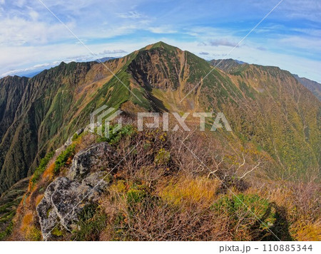 ピラミッド峰山頂からのカムイエクウチカウシ山 110885344