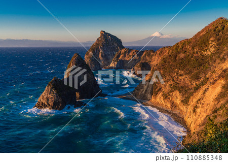 (静岡県)西伊豆・千貫門と富士山 夕景 (静岡県)西伊豆・千貫門と富士山 夕景 110885348